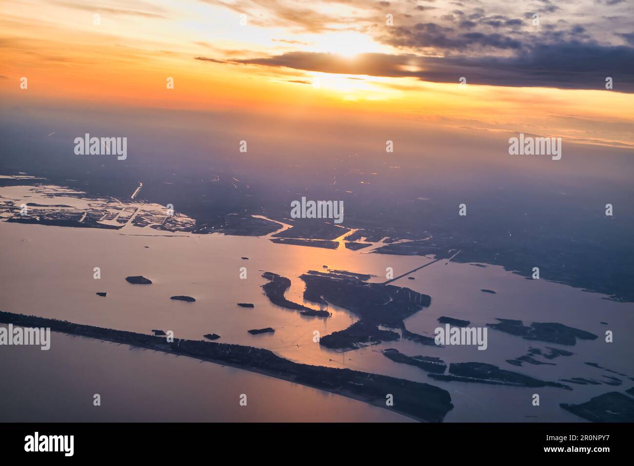 Veduta aerea delle isole di Venezia dall'aereo al crepuscolo Foto Stock