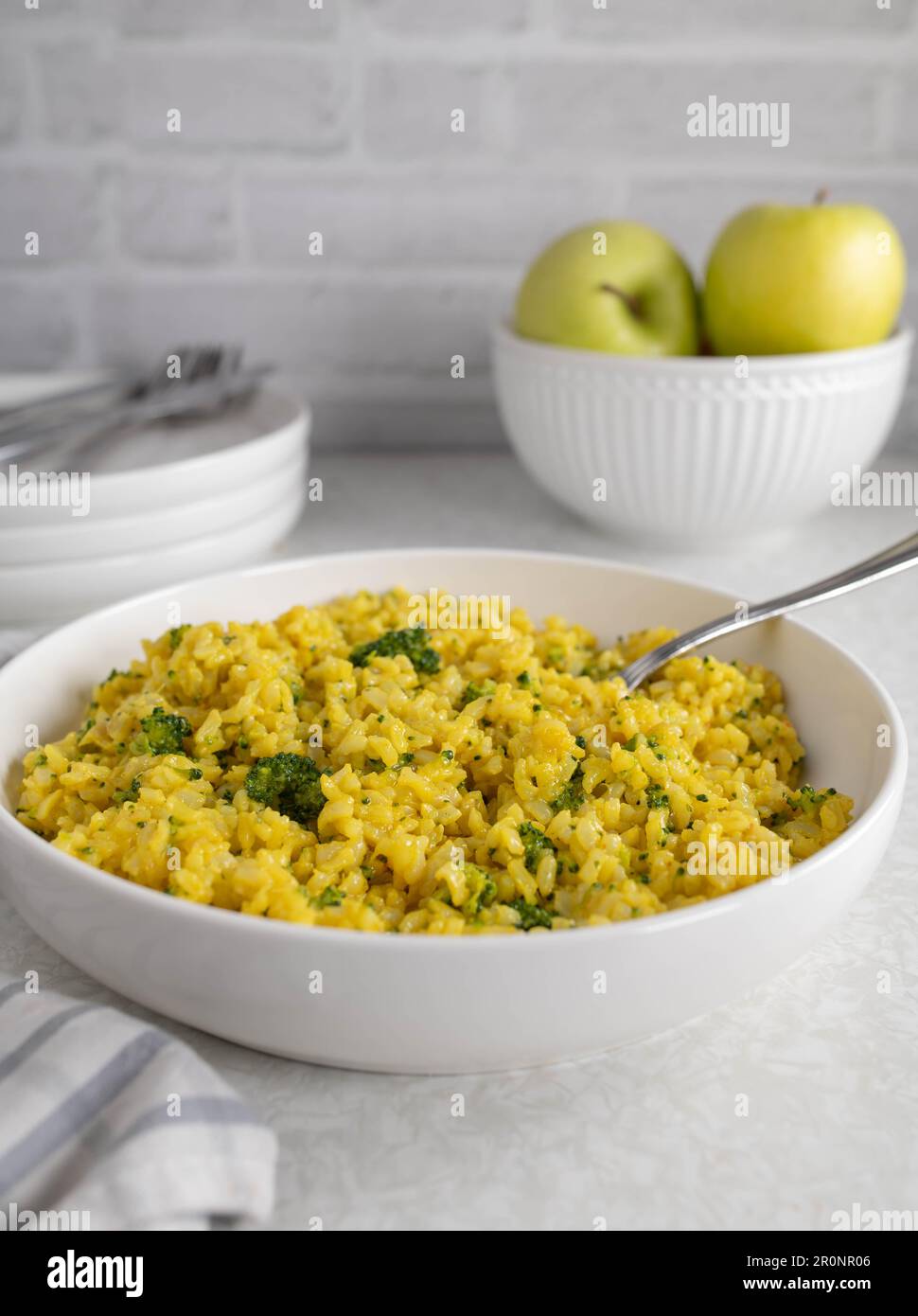 Riso integrale con curry, brodo e broccoli. Cena sana e senza glutine o contorno pranzo Foto Stock