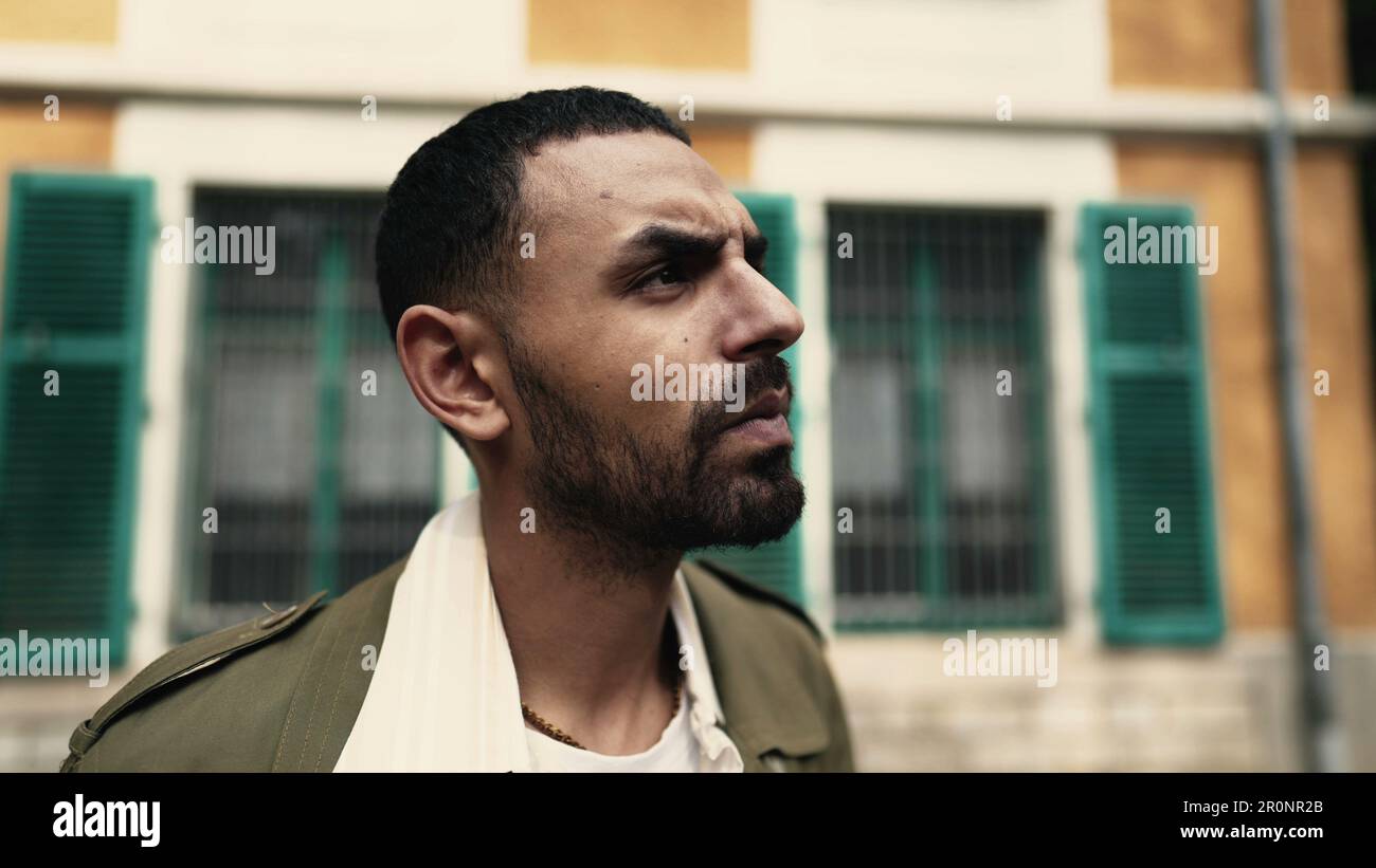 L'uomo arabo introspettivo si è perso nel pensiero all'aperto con espressione contemplativa Foto Stock