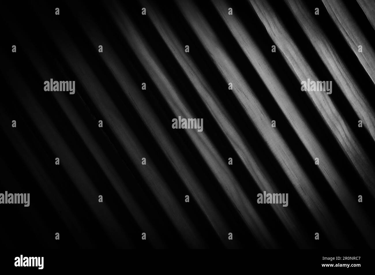 tessitura di una tavola di legno. sfondo nero scuro con texture. Grigio moderno Foto Stock