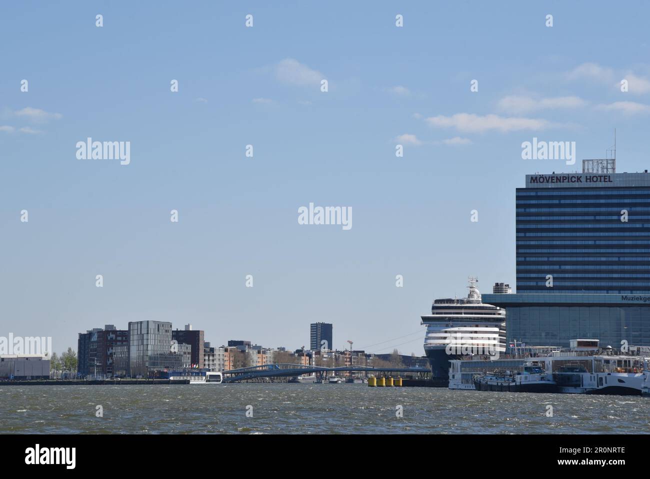 Amsterdam, Paesi Bassi. Aprile 2023. Il fiume IJ con il Terminal passeggeri per le navi da mare. Foto di alta qualità Foto Stock