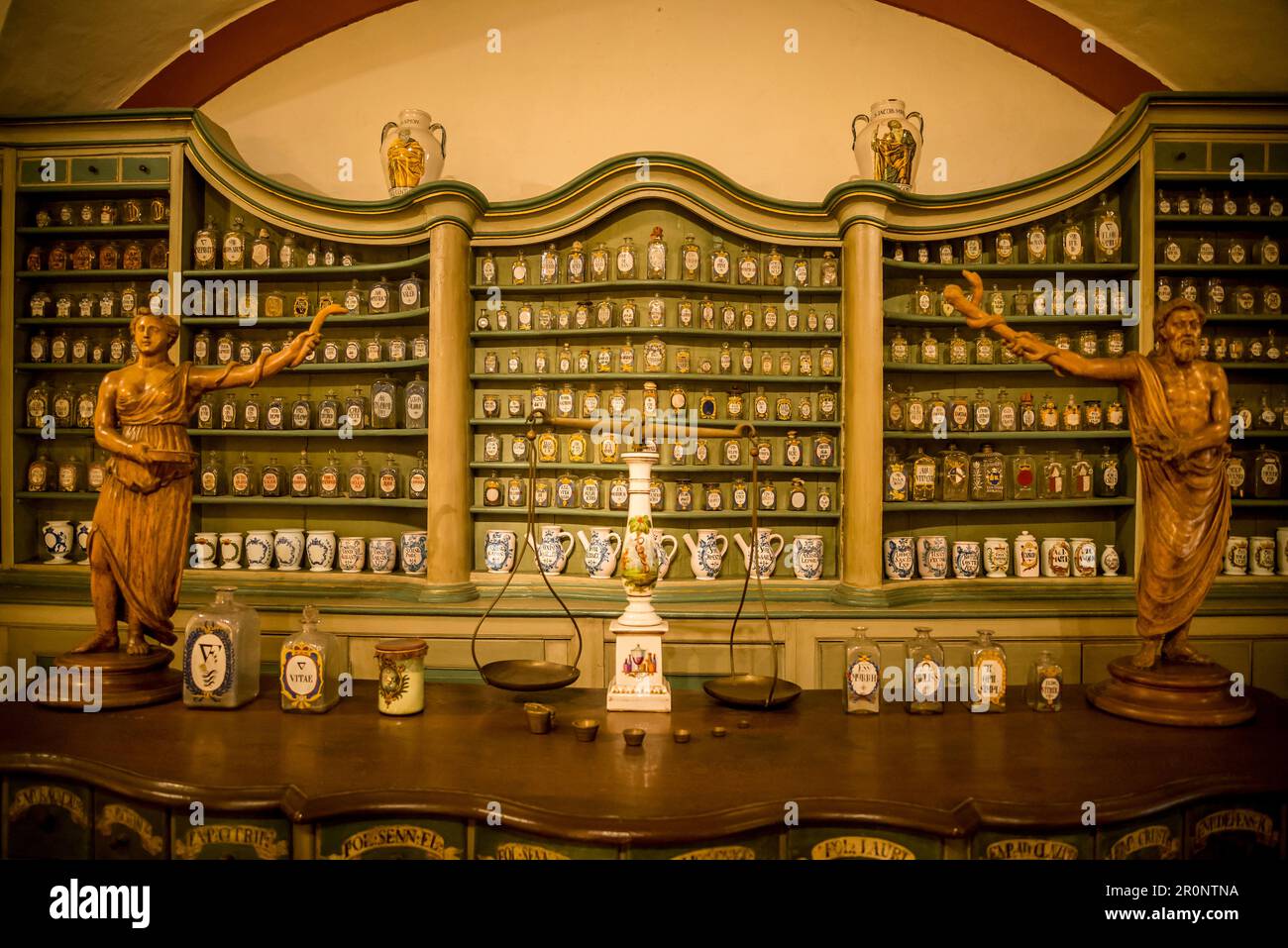 Museo della farmacia, museo del castello sulla storia della farmacia con oltre 20.000 mostre su 2000 anni di scienza medica e farmacia, tra cui apoth di vetro Foto Stock