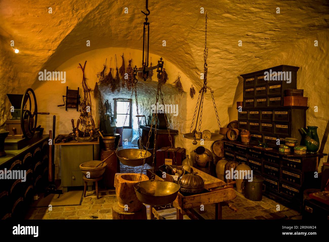 Museo della farmacia, museo del castello sulla storia della farmacia con oltre 20.000 mostre su 2000 anni di scienza medica e farmacia, tra cui apoth di vetro Foto Stock