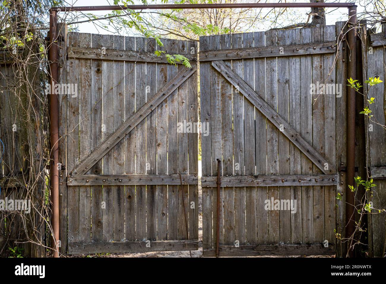 vista posteriore del vecchio cancello di legno fatto di tavole nel cortile del villaggio Foto Stock