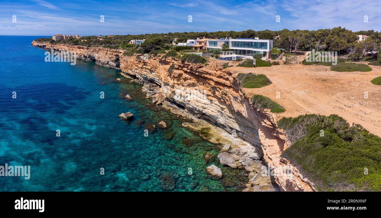 Chalet sul lungomare, Vallgornera, Llucmajor, zona protetta, Xarxa natura 2000 Cap Enderrocat-Cap Blanc, Maiorca, Spagna Foto Stock