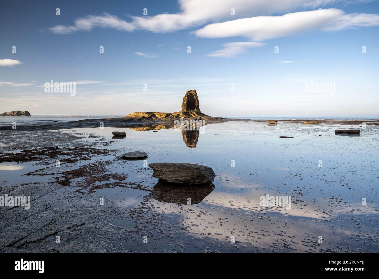 Riflessioni in acqua a Saltwick Bay, Whitby Foto Stock