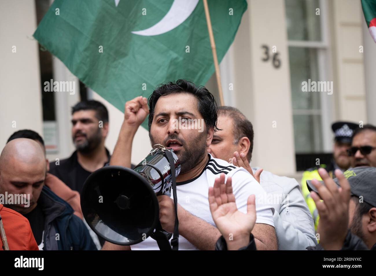 Londra, Regno Unito. 9 maggio, 2023. I sostenitori dell'ex primo ministro pakistano, Imran Khan, protestano contro l'alta commissione pakistana a Londra dopo il suo precedente arresto a Islamabad, e chiedono il suo immediato rilascio. Credit: Ron Fassbender/Alamy Live News Foto Stock