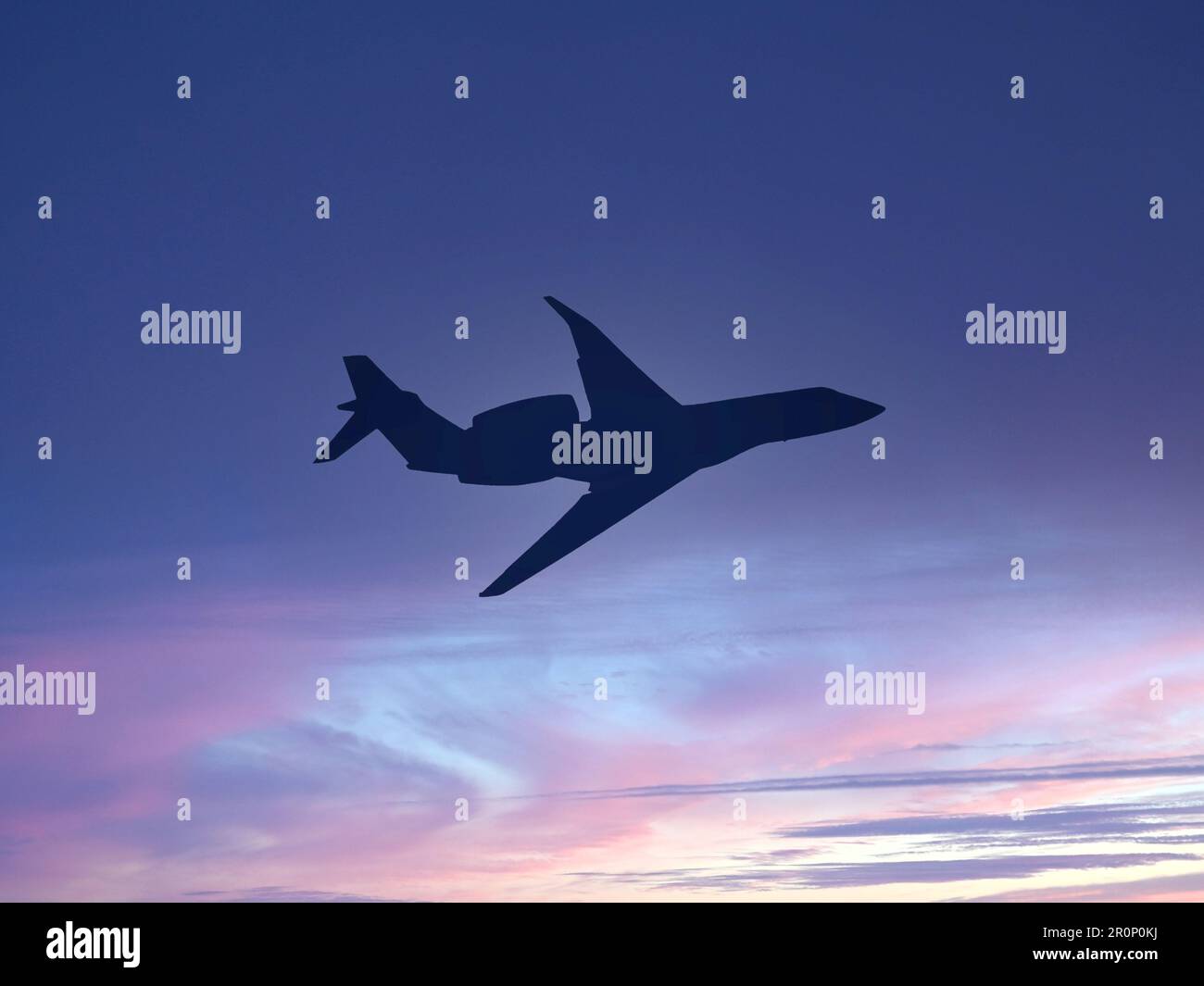 La silhouette di un jet executive privato contro un cielo crepuscolo. Concetto di viaggio. Foto Stock