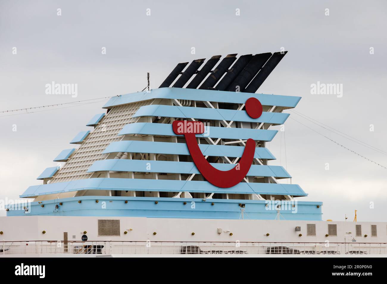 Nave da crociera Thompsons Marbella Explorer, primo piano di imbuto e di scarico cataste. Nel porto di Las Palmas, Gran Canaria, Spagna Foto Stock