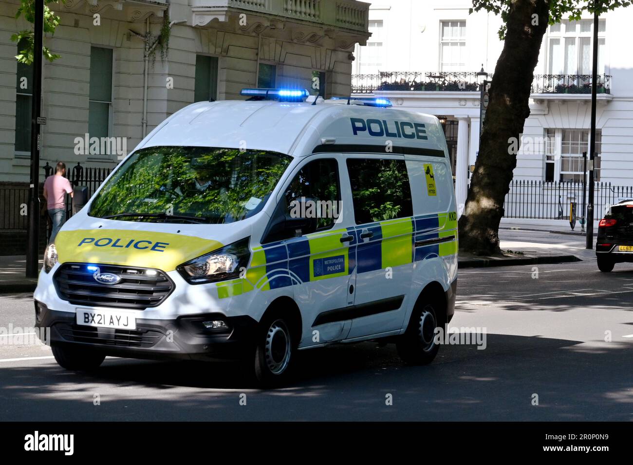 Londra, Inghilterra, Regno Unito - Giugno 2022: Pulmino della polizia metropolitana con luci blu lampeggianti per rispondere a una chiamata di emergenza Foto Stock
