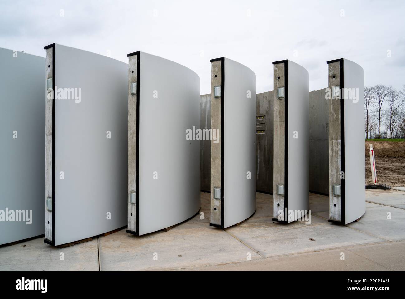 Elementi in calcestruzzo per la costruzione di una torre a turbina eolica Foto Stock