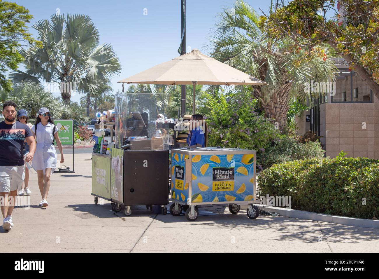 San Diego, California, Stati Uniti - 09-23-2021: Una vista di un dipendente che fornisce il servizio in uno stand di cibo fuori di un parco a tema locale. Foto Stock