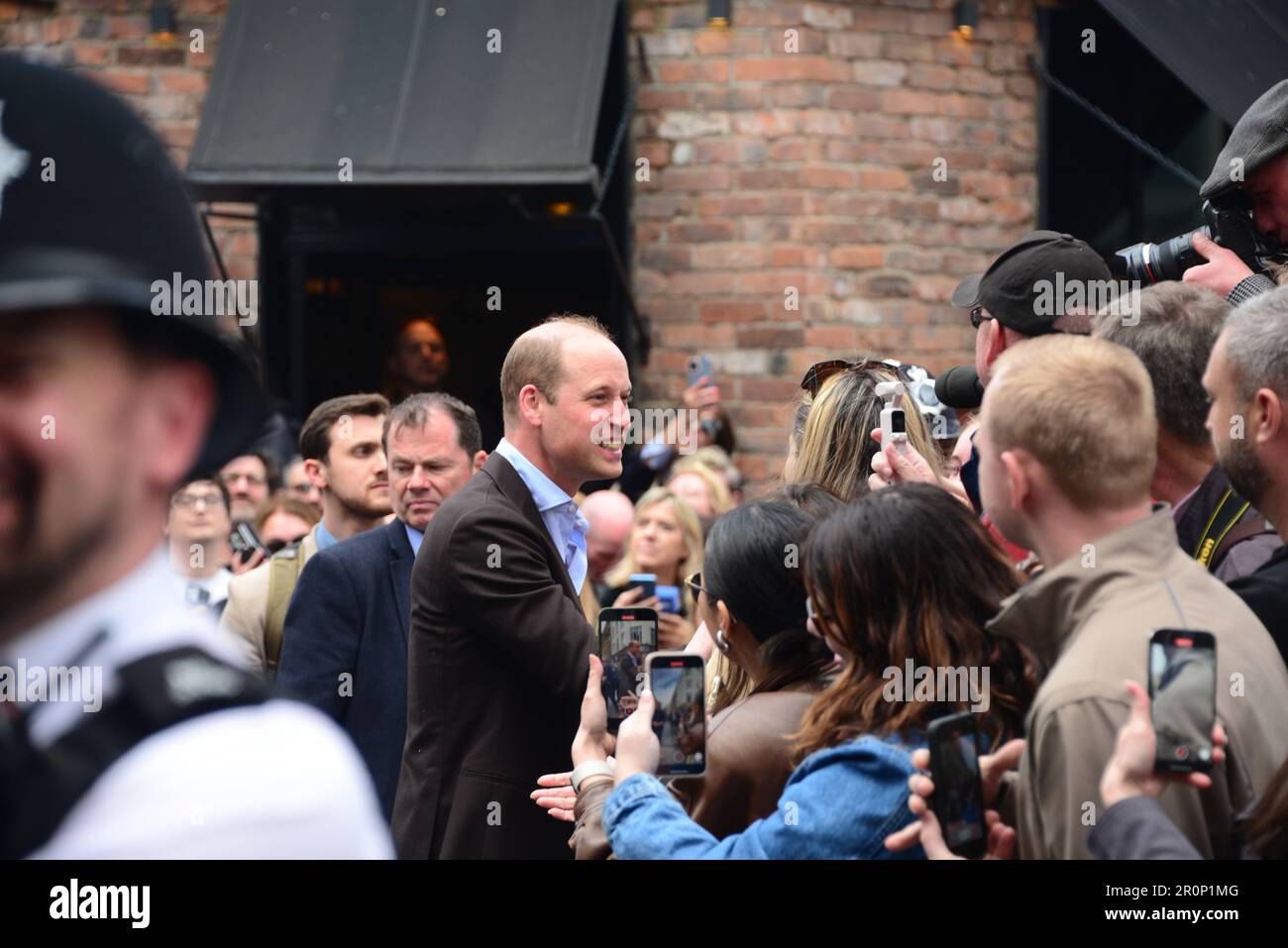 Il Principe di Galles incontra la gente a Soho, dopo una visita al pub Dog and Duck con la Principessa di Galles, davanti all'incoronazione del Re. Foto Stock