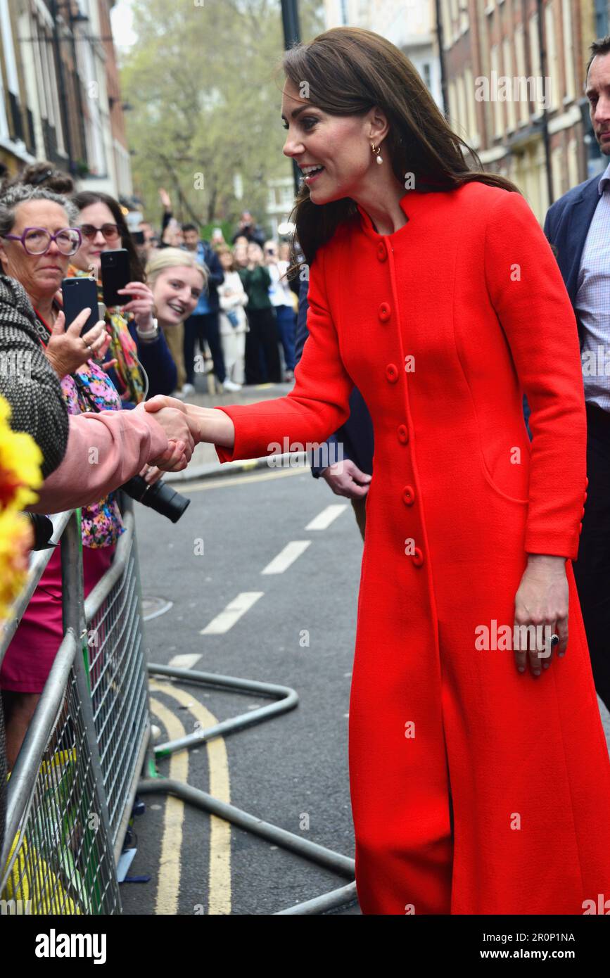 La Principessa del Galles incontra la gente a Soho, dopo una visita al pub Dog and Duck con il Principe del Galles, davanti all'incoronazione del Re. Foto Stock