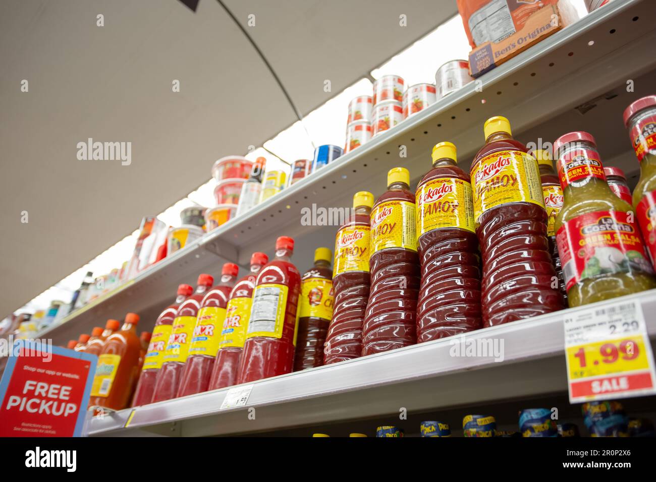 Los Angeles, California, Stati Uniti - 10-25-2021: Una vista di diverse bottiglie di salsa chamoy, visto in un negozio di alimentari locale. Foto Stock