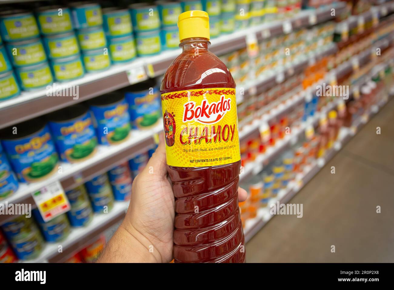 Los Angeles, California, Stati Uniti - 10-25-2021: Una vista di una mano che tiene una bottiglia di salsa di Bokados chamoy, visto in un negozio di alimentari locale. Foto Stock