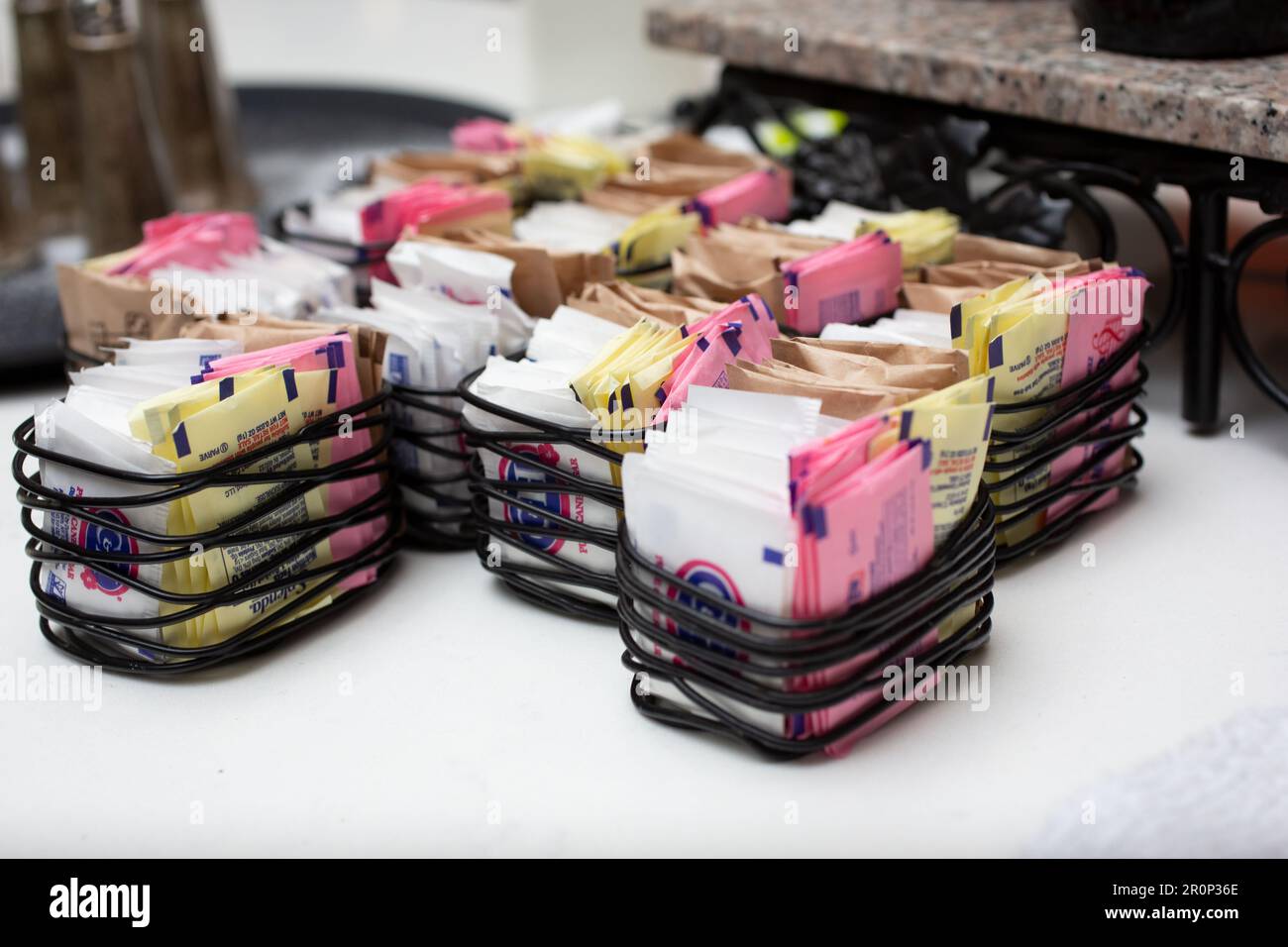 Los Angeles, California, Stati Uniti - 08-24-2021: Una vista di diversi pacchetti di zucchero nascosto in caddie, pronti per i tavoli in un ristorante locale. Foto Stock