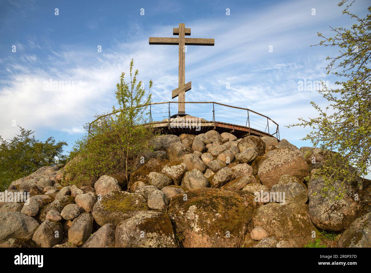 REGIONE DI PSKOV, RUSSIA - 08 MAGGIO 2023: Croce commemorativa sulla collina Sacra primo piano. Regione di Pskov, Russia Foto Stock