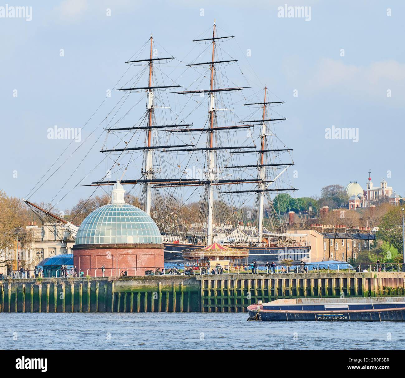 Ingresso al tunnel pedonale di Greenwich (sotto il Tamigi), con dietro il Cutty Sark, Londra, Inghilterra. Foto Stock