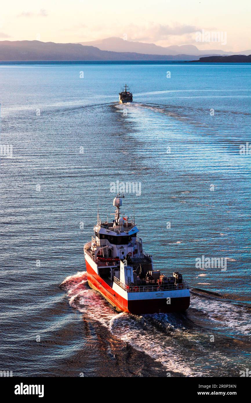 Una vista aerea di una grande imbarcazione che naviga in acque blu a Kyle di Lochalsh, Scozia, Regno Unito Foto Stock