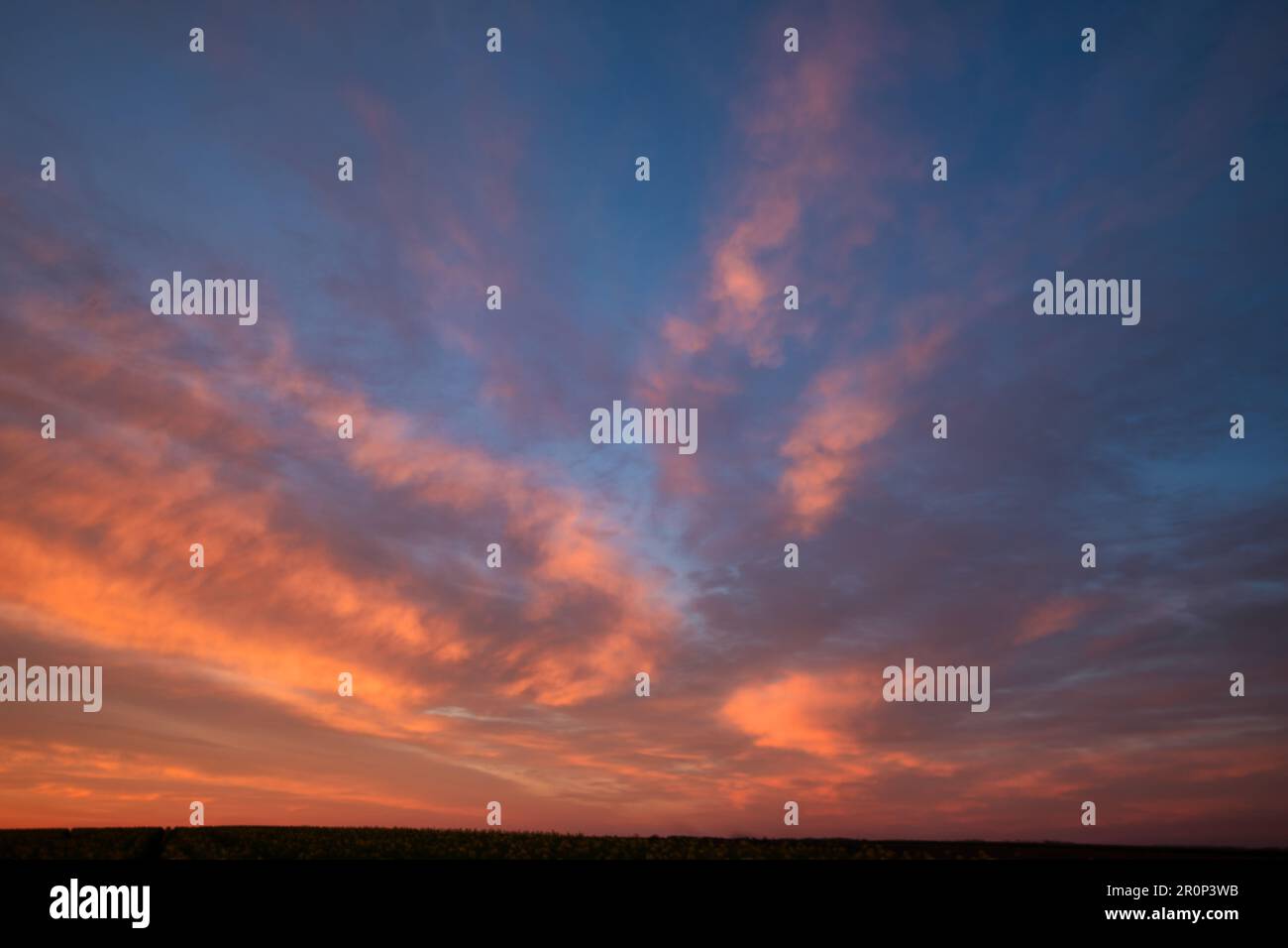 I colori del cielo passano da arance calde a blues freddo, creando una bella miscela di tonalità Foto Stock