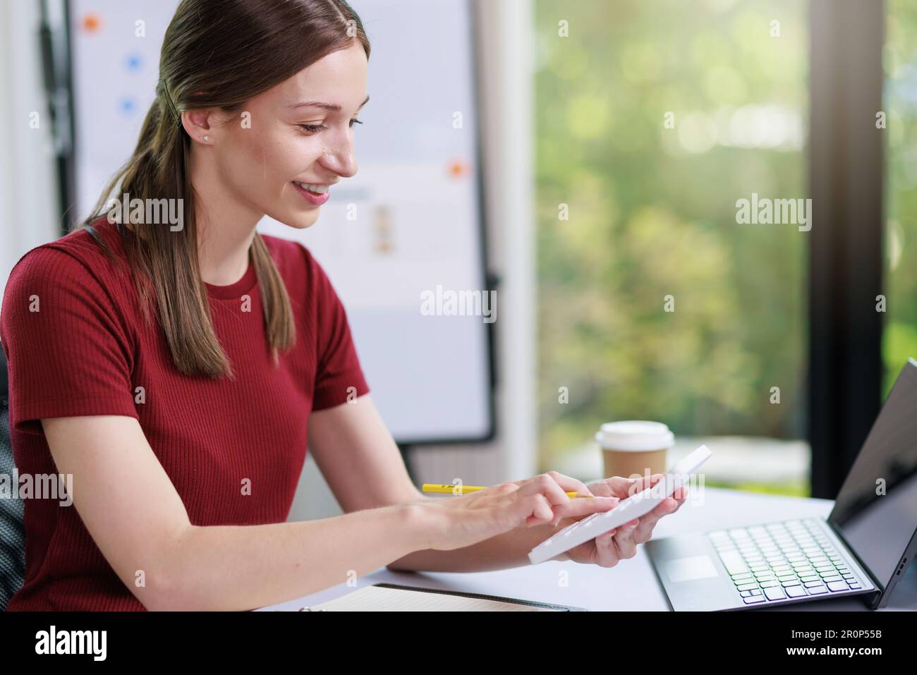 Concetto di business Office donna che lavora, Businesswoman sorriso mentre lavorando sul suo piano di invesment con l'analisi di documenti e di business investment gr Foto Stock