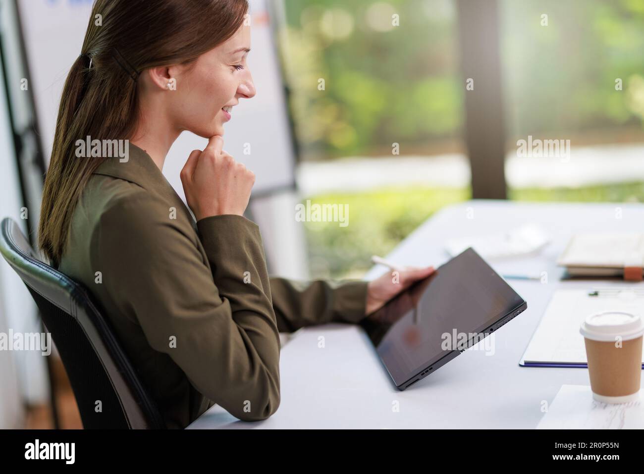 Concetto di business Office donna che lavora, Businesswoman sorriso mentre lavorando sul suo piano di invesment con l'analisi di documenti e di business investment gr Foto Stock