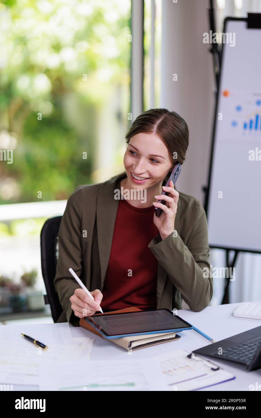 Concetto di business Office donna che lavora, Businesswoman sorriso mentre lavorando sul suo piano di invesment con l'analisi di documenti e di business investment gr Foto Stock