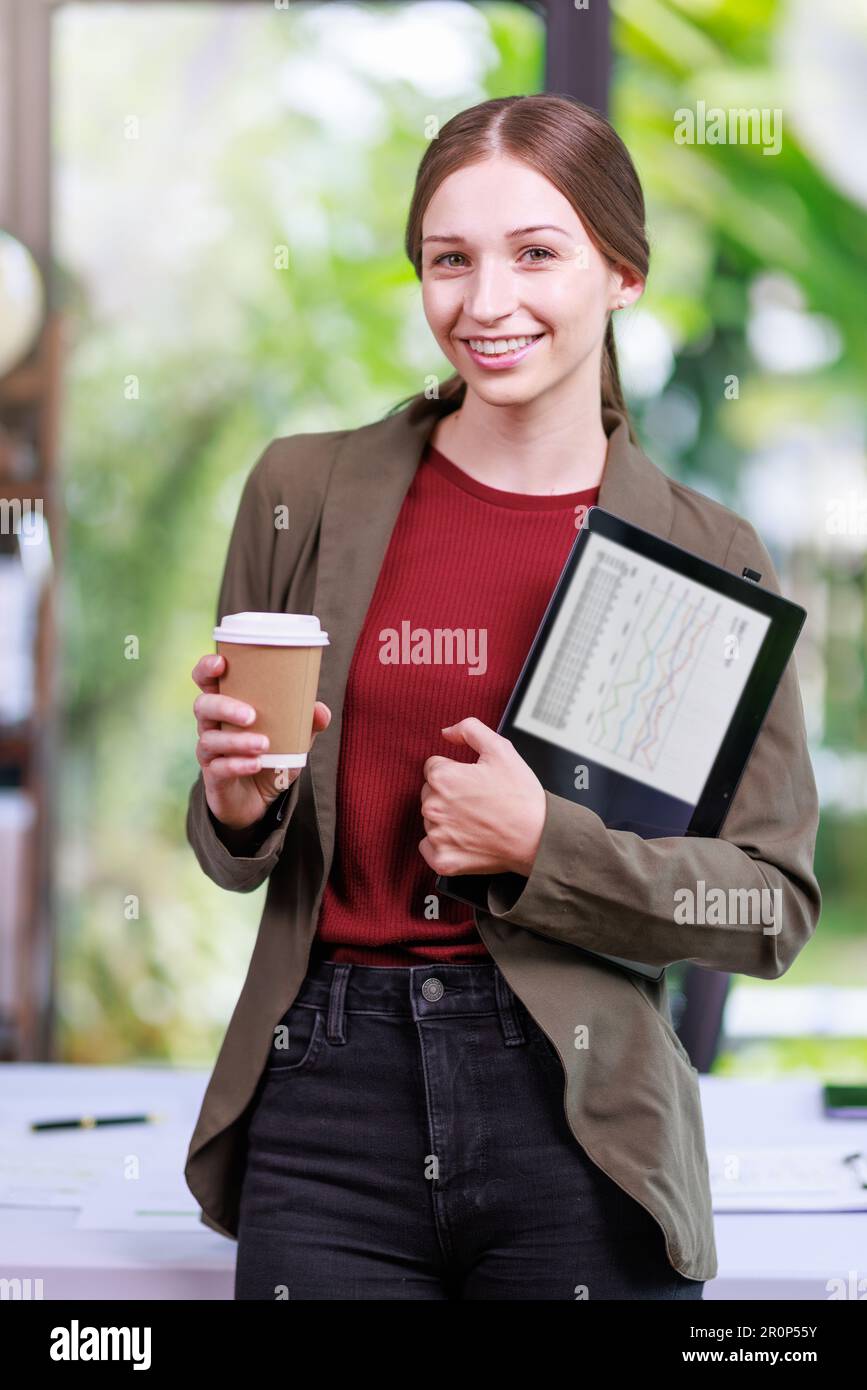 Concetto di business Office donna che lavora, Businesswoman sorriso mentre lavorando sul suo piano di invesment con l'analisi di documenti e di business investment gr Foto Stock