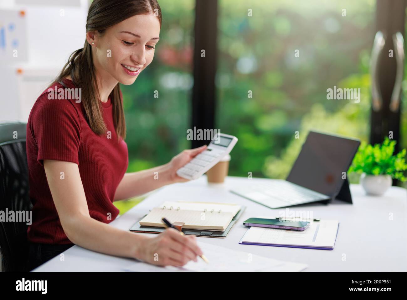 Concetto di business Office donna che lavora, Businesswoman sorriso mentre lavorando sul suo piano di invesment con l'analisi di documenti e di business investment gr Foto Stock