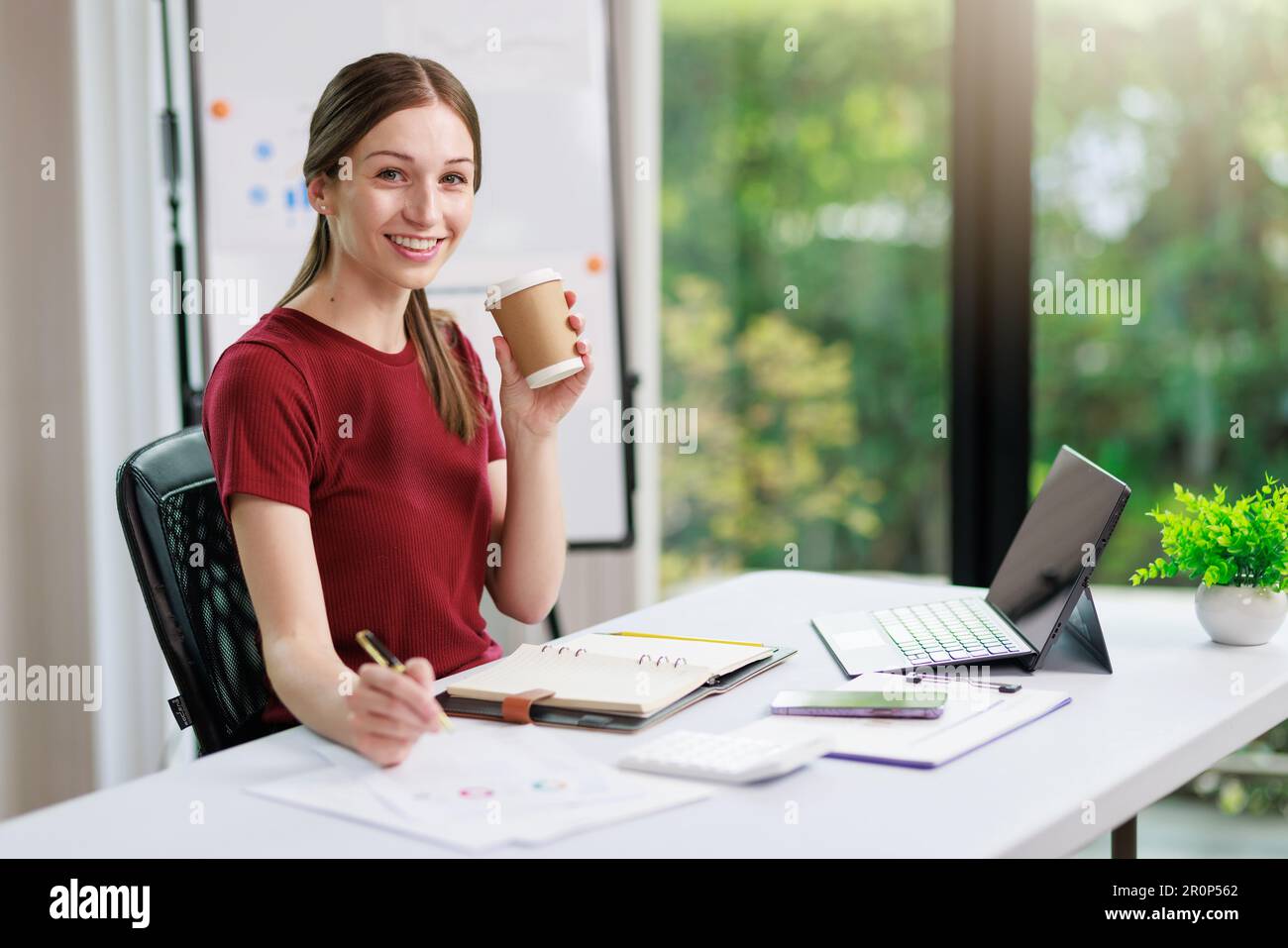 Concetto di business Office donna che lavora, Businesswoman sorriso mentre lavorando sul suo piano di invesment con l'analisi di documenti e di business investment gr Foto Stock