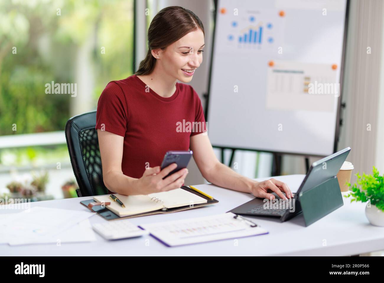 Concetto di business Office donna che lavora, Businesswoman sorriso mentre lavorando sul suo piano di invesment con l'analisi di documenti e di business investment gr Foto Stock
