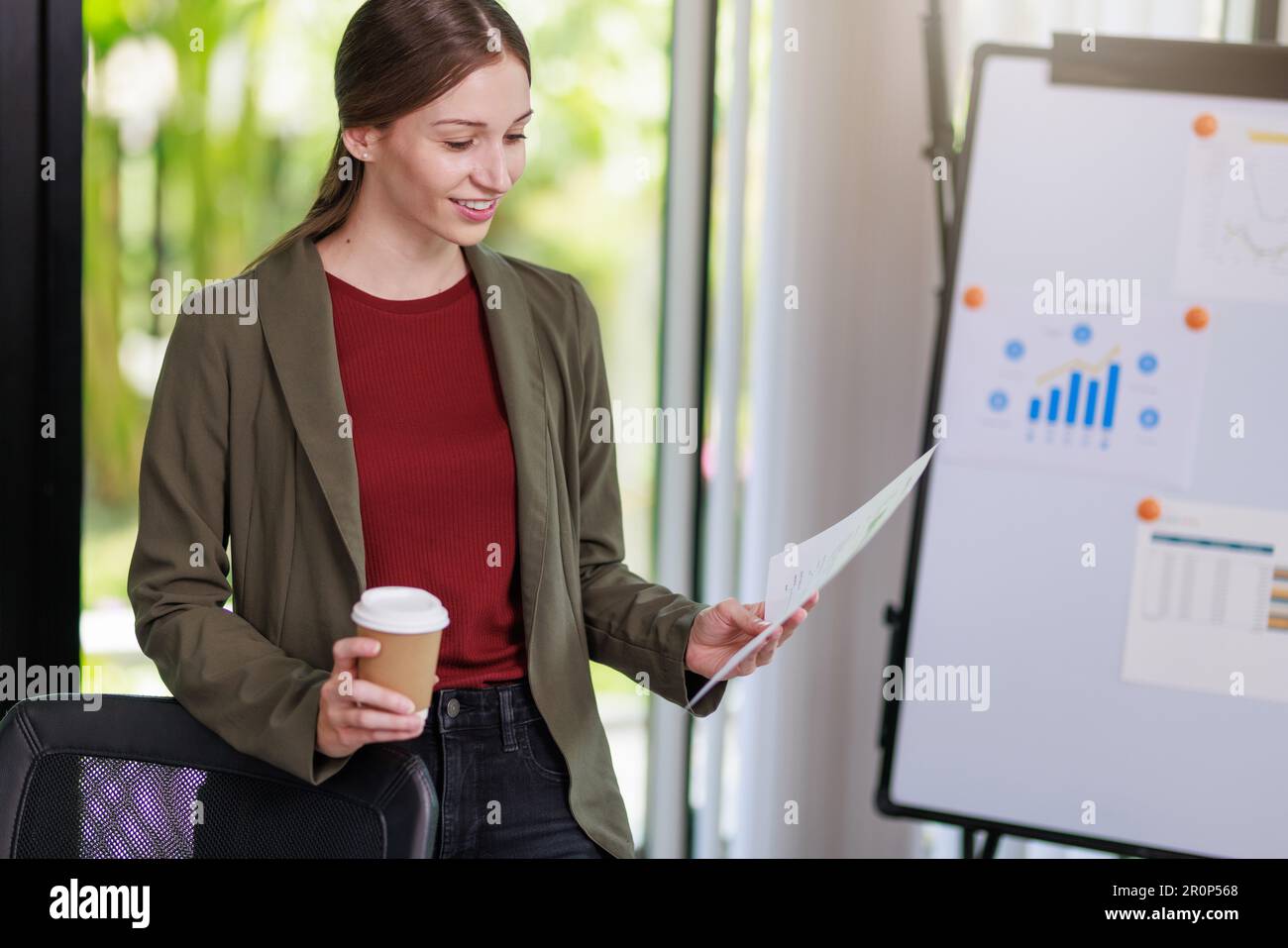 Concetto di business Office donna che lavora, Businesswoman sorriso mentre lavorando sul suo piano di invesment con l'analisi di documenti e di business investment gr Foto Stock