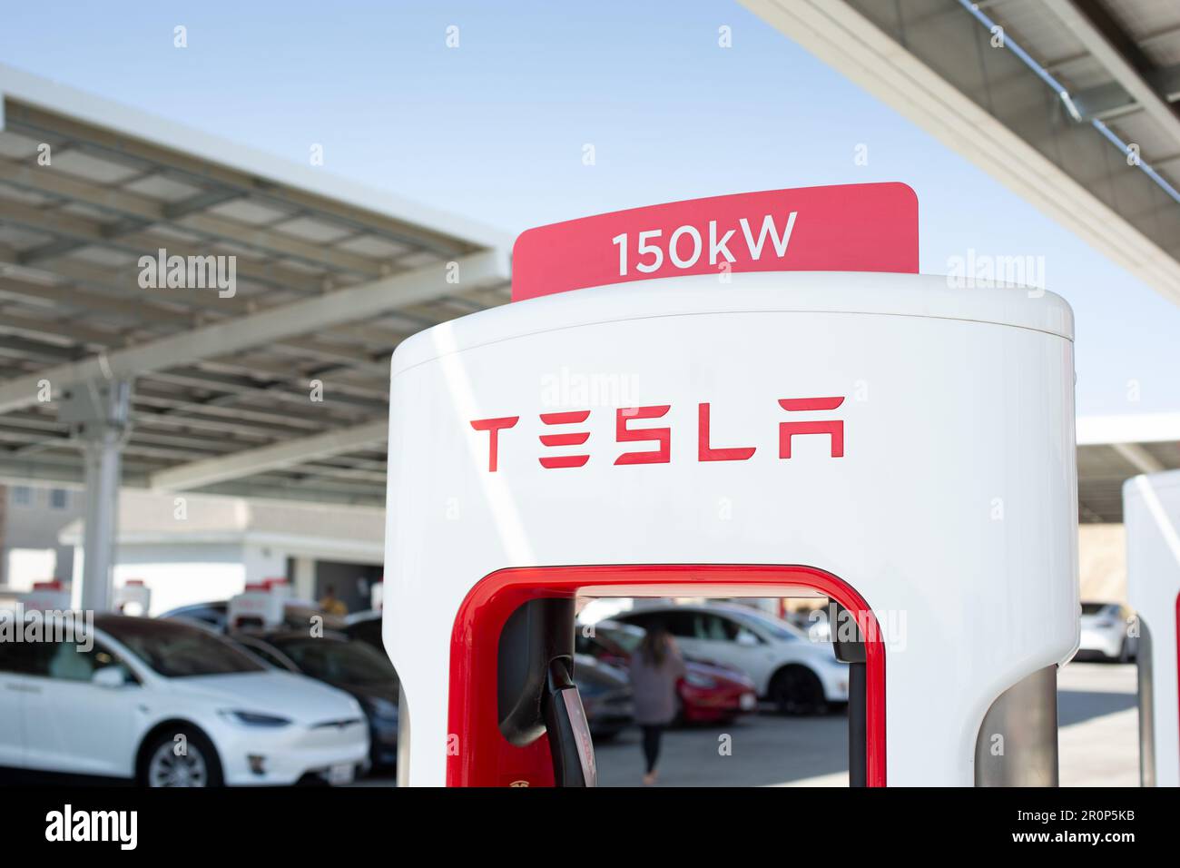 Kettleman City, California, Stati Uniti - 09-08-2021: Vista di una stazione Supercharger Tesla da 150 kW. Foto Stock