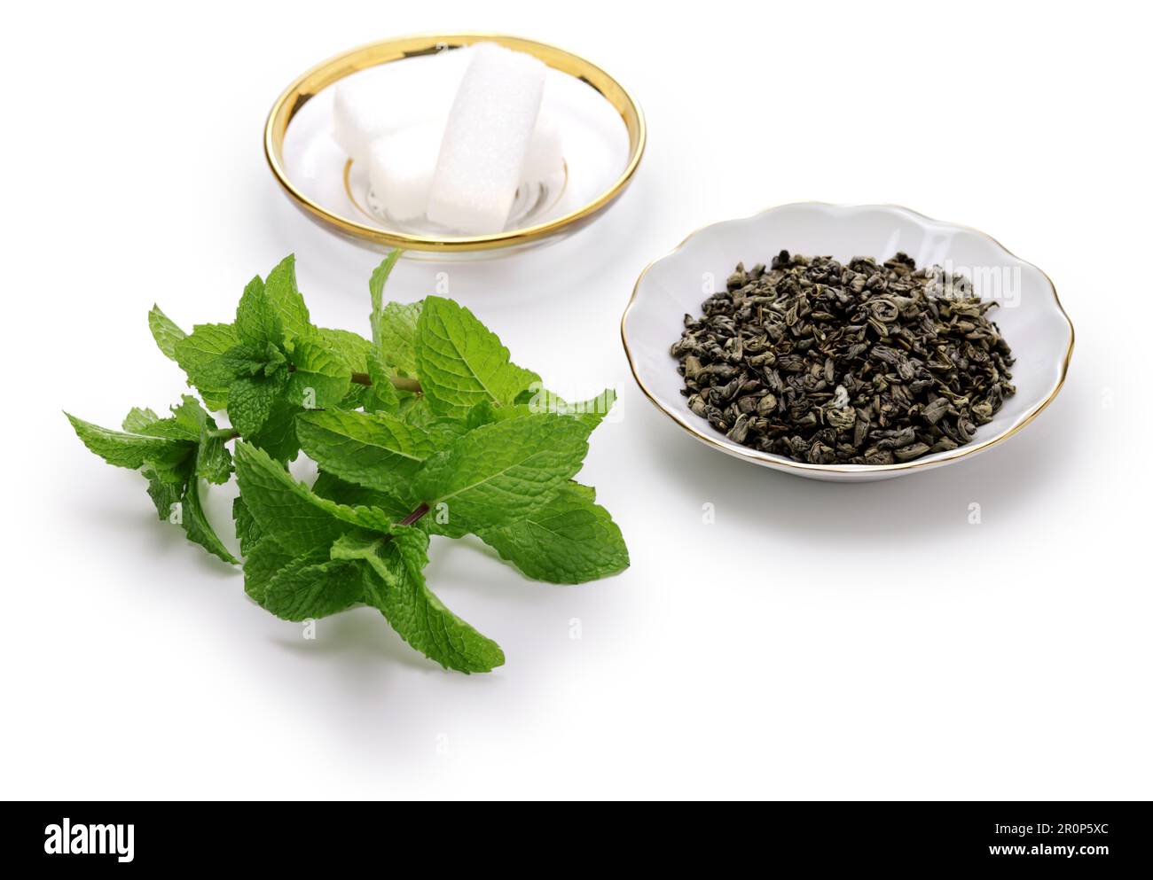 Tradizionale tè marocchino alla menta e allo zucchero con teiera d'argento Foto Stock