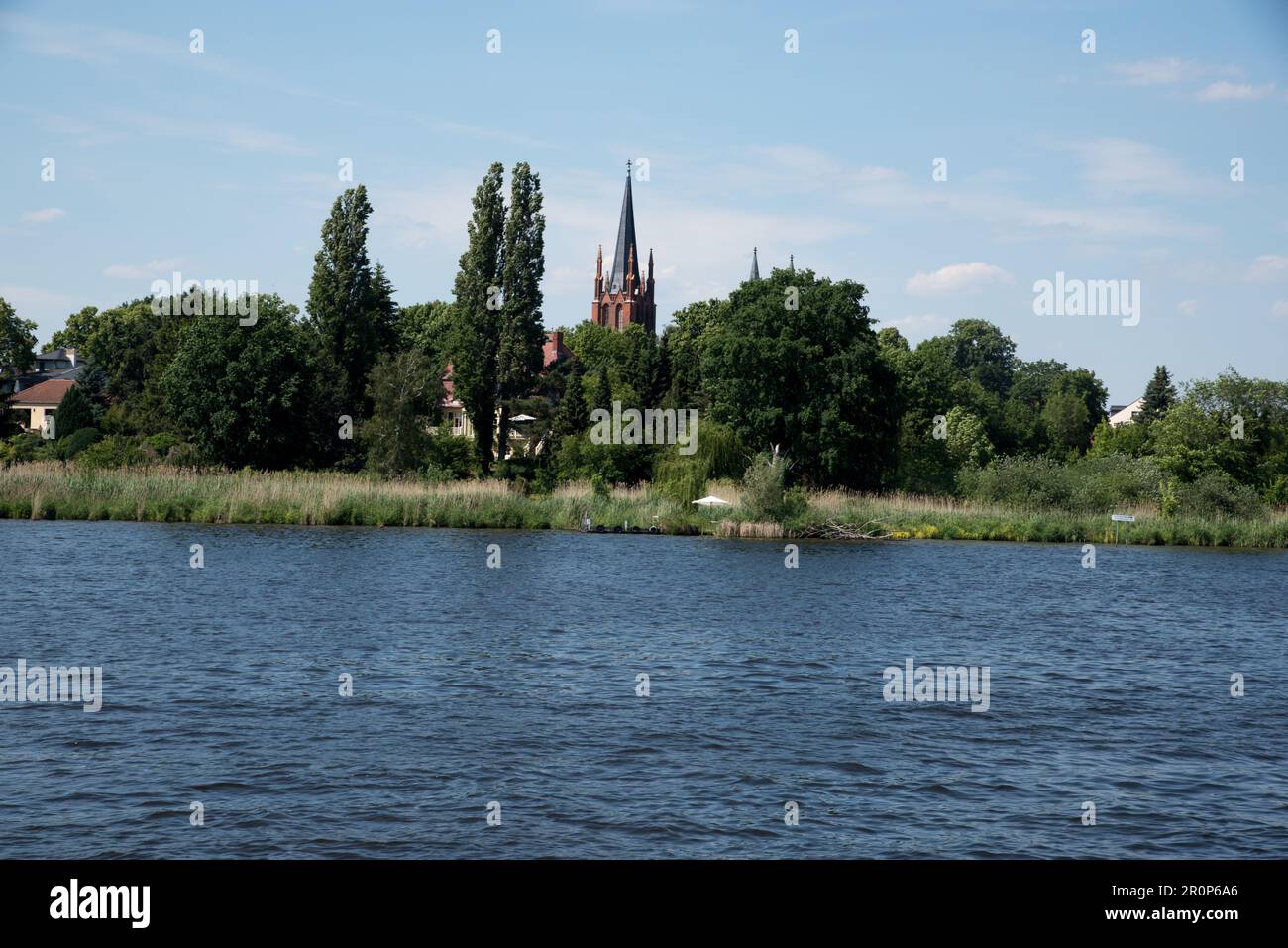 Il vecchio quartiere di Werder, una città appena ad ovest di Potsdam e Berlino in Germania, con la sua Chiesa dello Spirito Santo si trova su un'isola nel fiume Havel Foto Stock