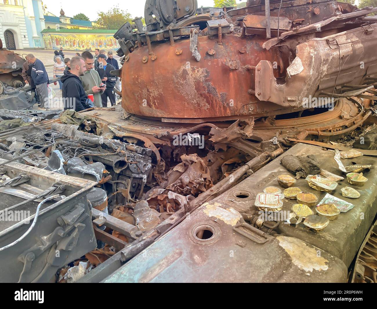 Razioni dell'esercito di occupazione russo e frammenti del carro armato, che i soldati hanno usato nell'attacco contro l'Ucraina. Resti del cibo dell'esercito russo sono Foto Stock