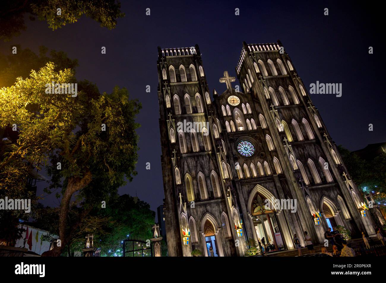 Una Cattedrale illuminata di San Giuseppe, simile a Notre Dame a Parigi, di notte nel centro di Hanoi, Vietnam. Foto Stock