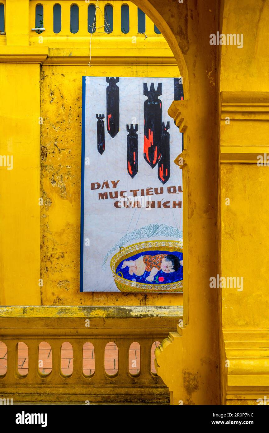 Un poster di guerra raffigurante bombe che cadono su un bambino nella Cittadella imperiale di Thang Long, ponendo la domanda "è l'obiettivo principale di questo Nixon?" Hanoi, Vietnam. Foto Stock