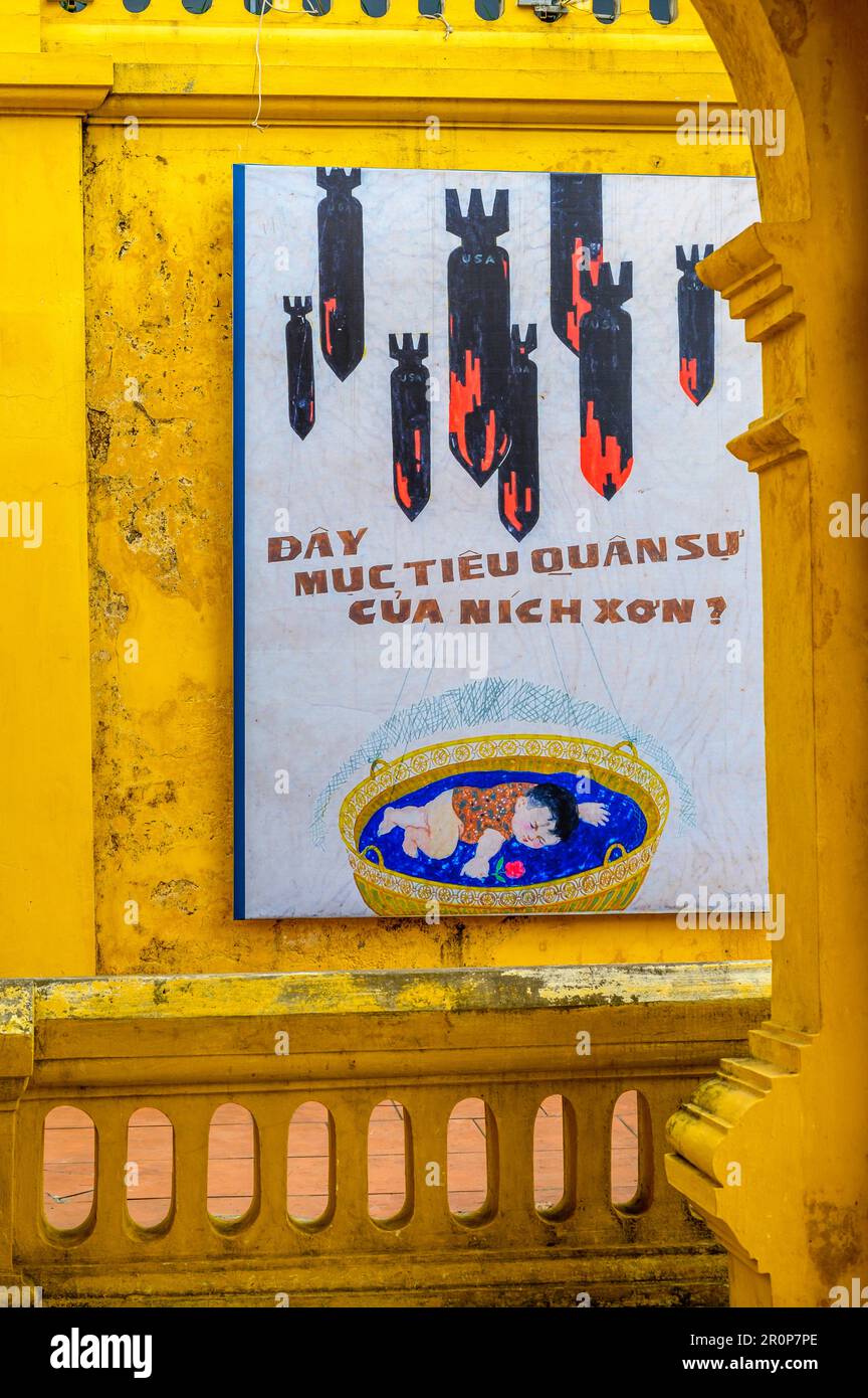 Un poster di guerra raffigurante bombe che cadono su un bambino nella Cittadella imperiale di Thang Long, ponendo la domanda "è l'obiettivo principale di questo Nixon?" Hanoi, Vietnam. Foto Stock