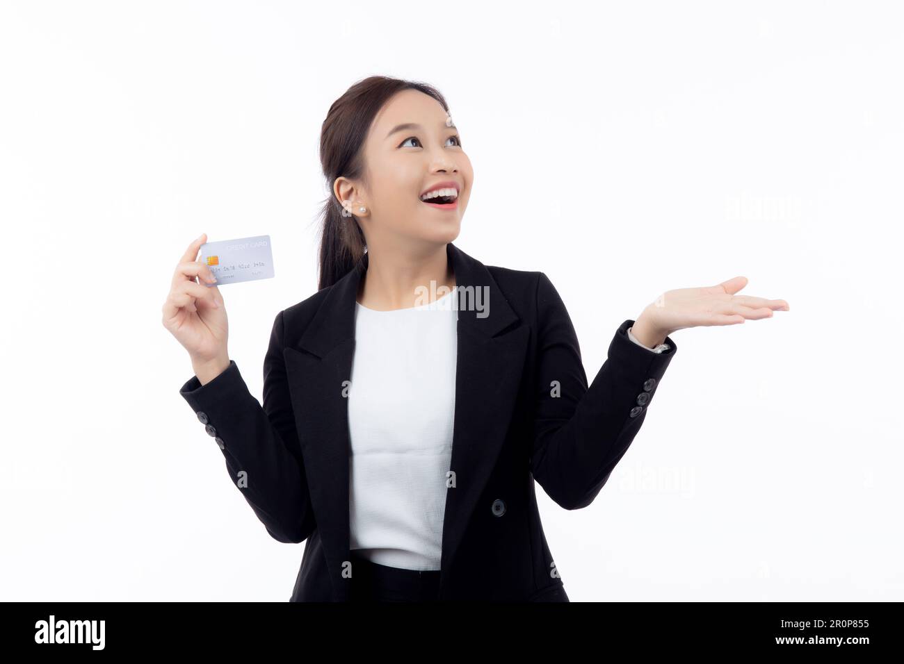 Ritratto giovane donna asiatica d'affari con carta di credito o di debito mostra e presentazione isolato su sfondo bianco, donna d'affari shopping online Foto Stock