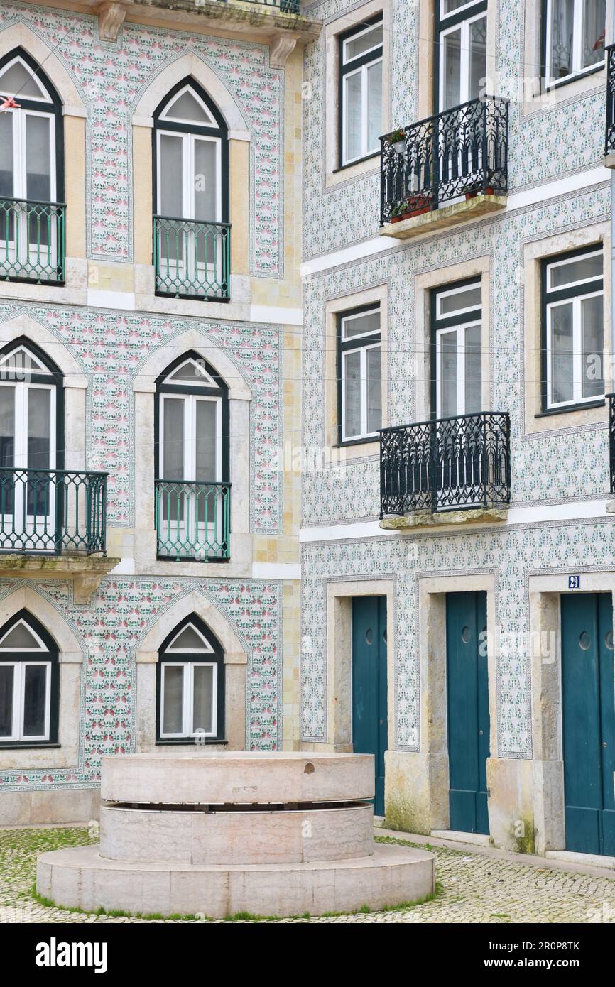 Facciata di una vecchia casa con tradizionali piastrelle di ceramica smaltata artigianale, Lisbona, Portogallo Foto Stock
