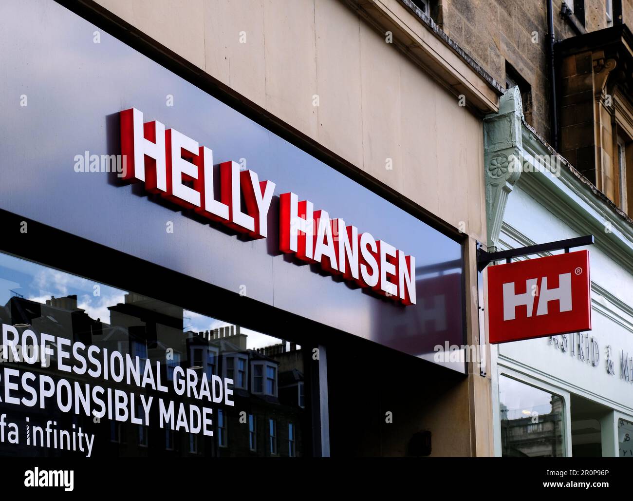 Insegna del negozio Helly Hansen, rivenditore di abbigliamento e attrezzature sportive, George Street, Edimburgo, Scozia Foto Stock