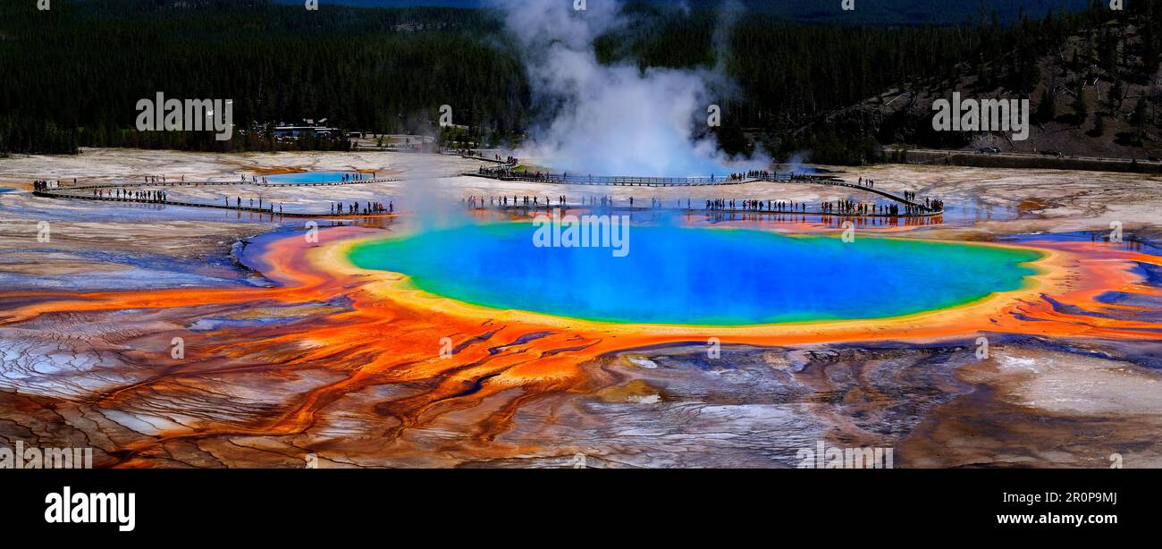 Grand Prismatice molla nel Parco Nazionale di Yellowstone con turisti visualizzazione lo spettacolare scenario naturale Foto Stock