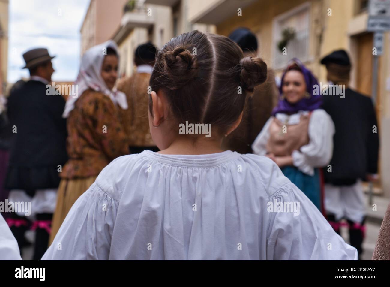 Vista posteriore dell'acconciatura di una giovane ragazza all'edizione 367 della processione folkloristica/religiosa di sant'Efisio a Cagliari Foto Stock