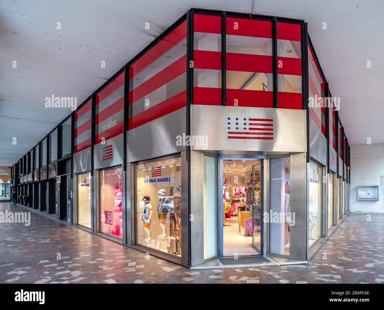Bra, Cuneo, Piemonte, Italia - 09 maggio 2023: Negozio di abbigliamento originale Marines nel centro della città, Original Marines è un importante marchio italiano con st Foto Stock