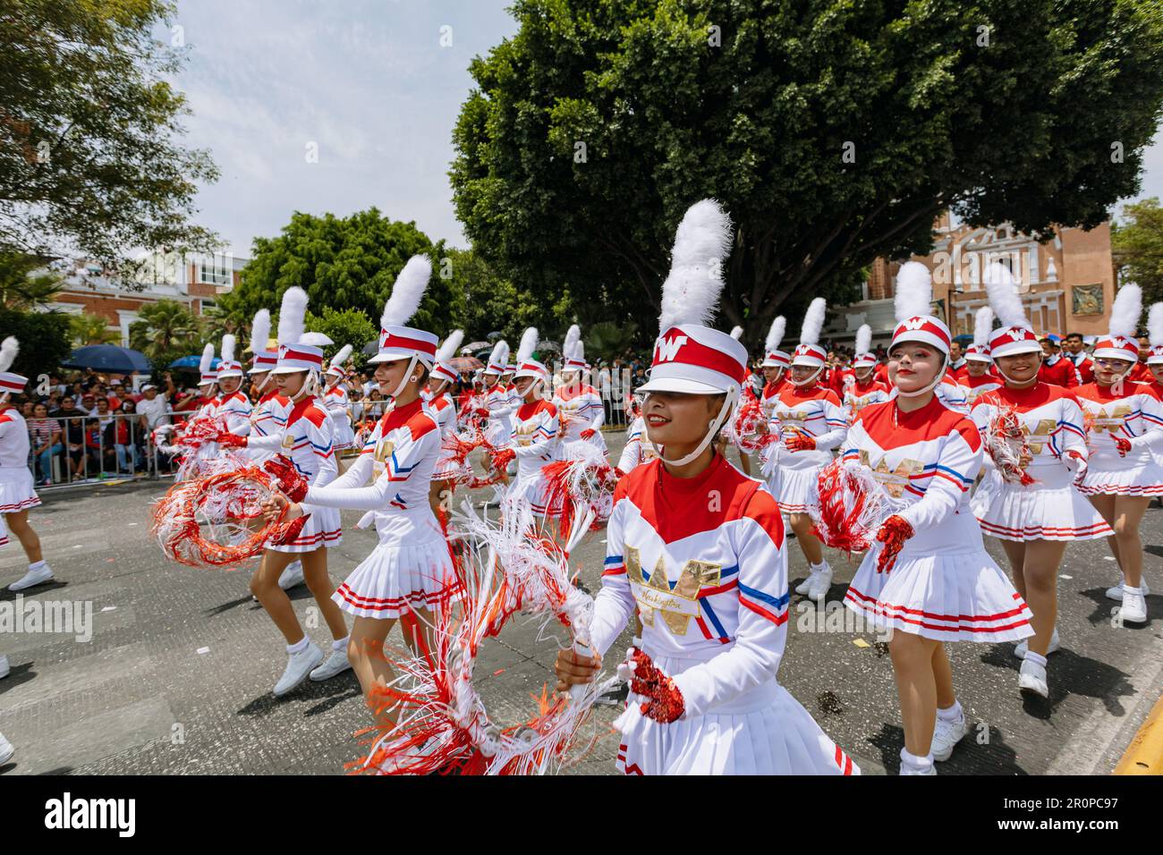 Gli studenti marciano nella parata civica in occasione dell'anniversario della battaglia del 5 maggio nello stato di Puebla Foto Stock