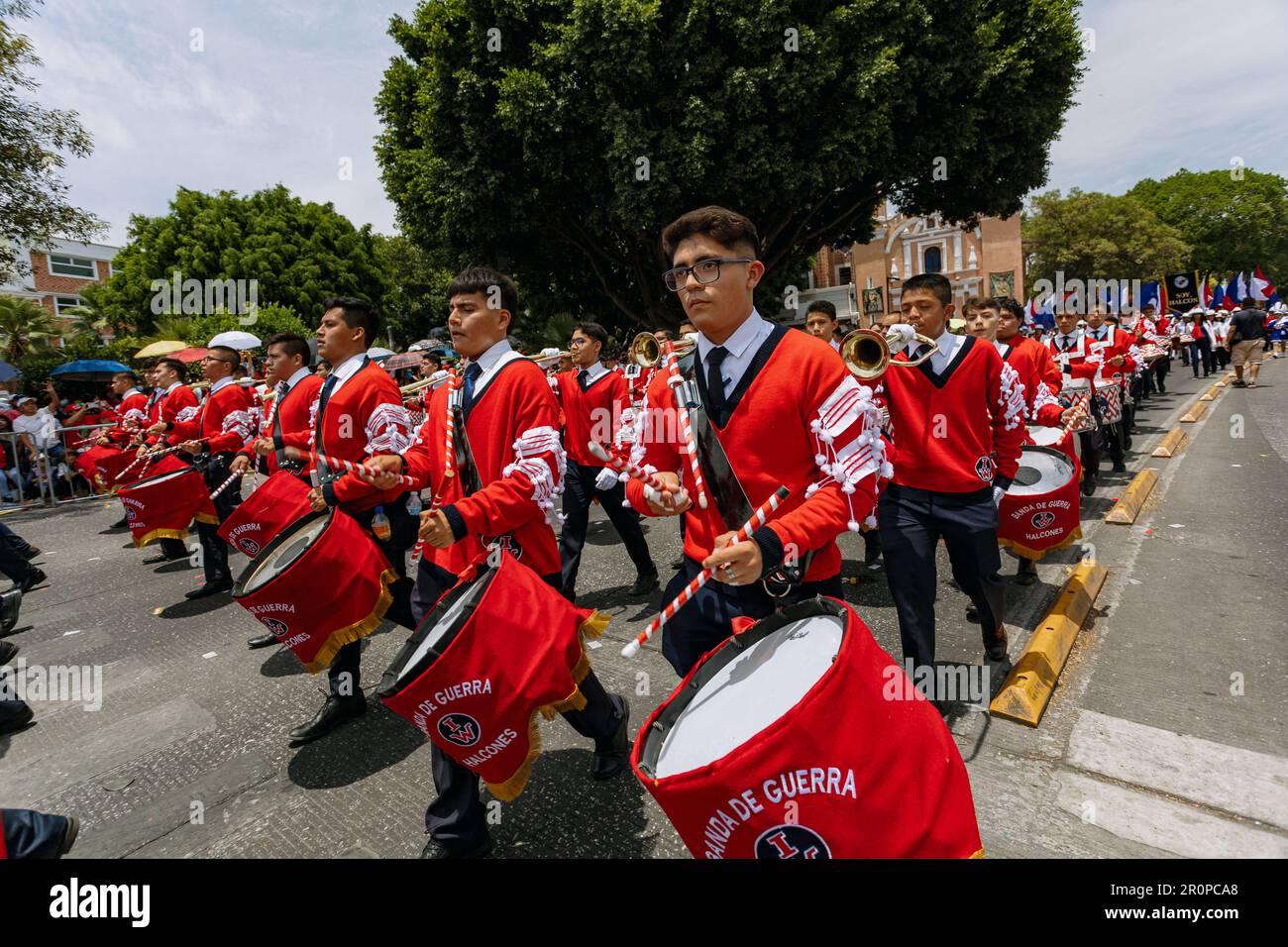 Gli studenti marciano nella parata civica in occasione dell'anniversario della battaglia del 5 maggio nello stato di Puebla Foto Stock