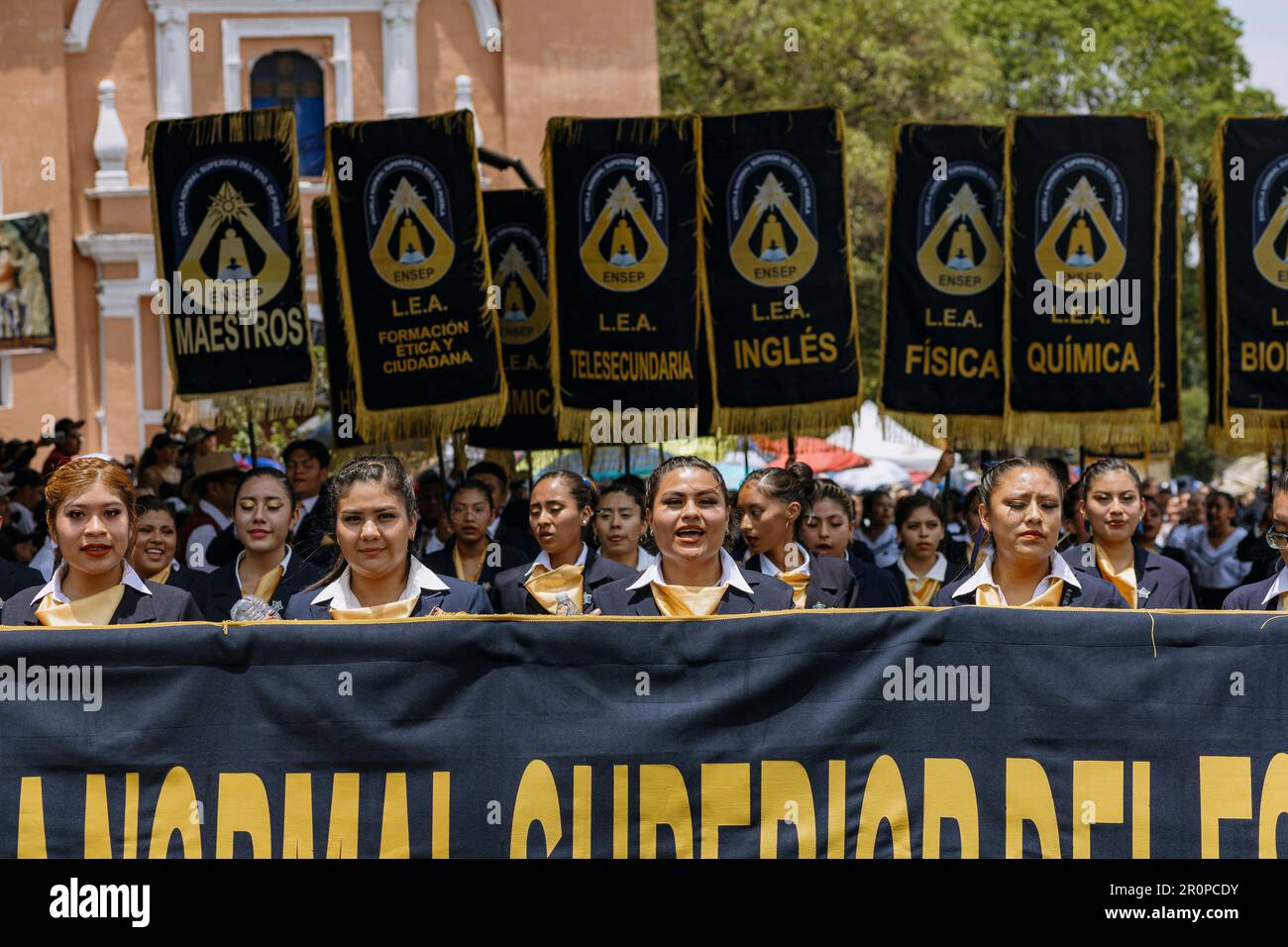 Gli studenti marciano nella parata civica in occasione dell'anniversario della battaglia del 5 maggio nello stato di Puebla Foto Stock