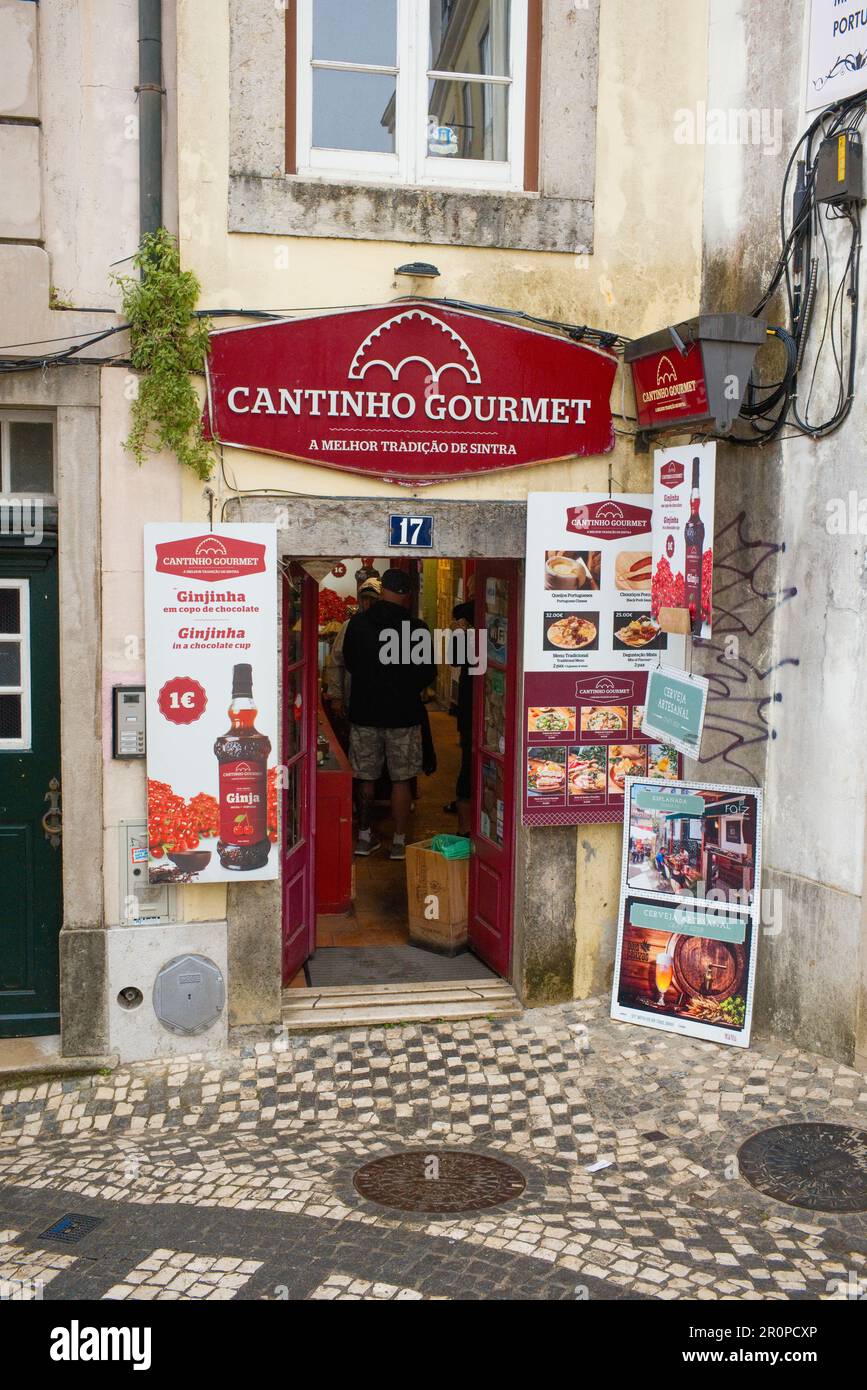 Il liquore tradizionale di ciliegia Ginja è venduto a Sintra Foto Stock